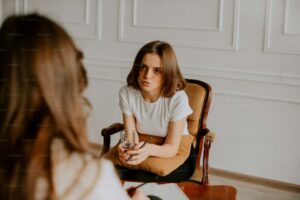 hulpverlening bij hoogbegaafdheid: adolescent in gesprek met professional