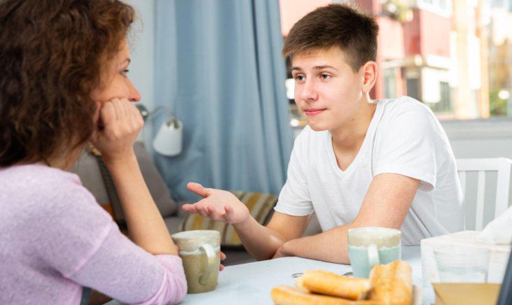 Begeleiding bij overprikkeling bij hoogbegaafde kinderen en jongeren - ouder luistert naar tiener