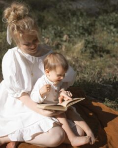 Kenmerken van hoogbegaafdheid bij kinderen zichtbaar verdiept in lezen en geconcentreerd denken