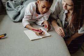 Eerste stappen na herkenning van hoogbegaafdheid ouder en kind in gesprek