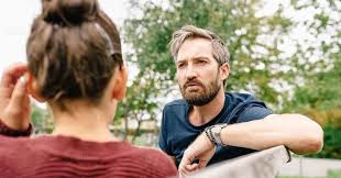 Eerste stappen na herkenning van hoogbegaafdheid ouder en kind in rustig, reflectief gesprek