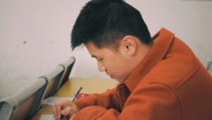 Hoogbegaafde leerling met faalangst tijdens toetsmoment op school