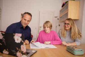Ouders ondersteunen hun hoogbegaafd kind bij motivatieproblemen rond schoolwerk