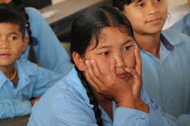 Leerling die zich terugtrekt in klascontext tijdens groepssituatie