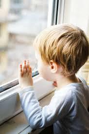 nadenkend kind dat mogelijk hoogbegaafd is