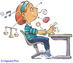 Hoogbegaafd kind met ADHD-kenmerken dat geconcentreerd werkt in de klas