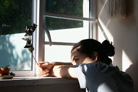 Hoogbegaafdheid in de lagere school: kind dat stil nadenkt in de klas