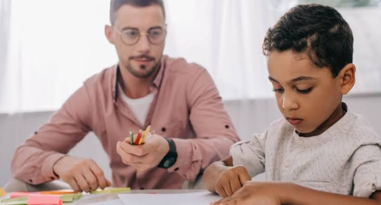 ouder observeert nadenkend kind - signalen hoogbegaafdheid