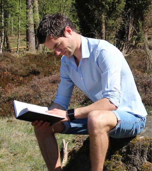 ouder reflecteert met notitieboek tijdens online begeleiding hoogbegaafd kind