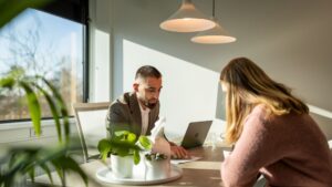 hoogbegaafde volwassene met faalangst voert taak uit onder lichte spanning tijdens begeleiding