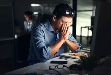 Volwassene met mentale uitputting bij hoogbegaafdheid en burn-out