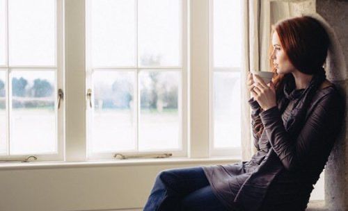 Hoogbegaafde volwassene in reflectieve houding - emotieregulatie bij hoogbegaafdheid