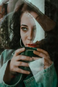 Volwassene die reflecteert over levensloop en zingeving