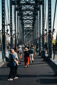 Als metafoor voor hoogbegaafdheid en identieit gebruikt beeld van mensen die over een metalen brug wandelen