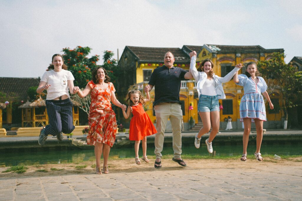 Gezin dat samen springt als beeld voor hoogbegaafdheid en levensloop