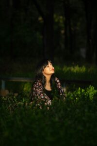 Vrouw in stille reflectie bij hoogbegaafdheid en existentiële twijfel