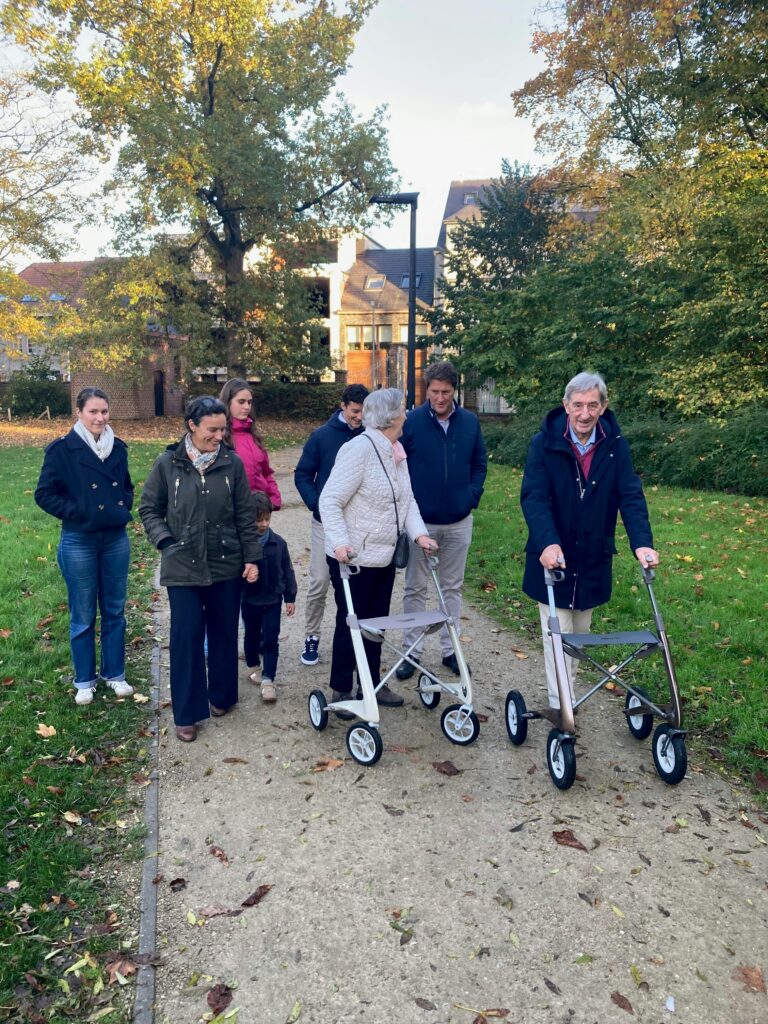 Meerdere generaties wandelen samen als beeld voor hoogbegaafdheid en relaties doorheen de levensloop
